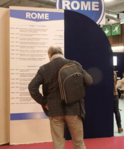 À l'entrée de la salle "Rome" qui accueille des conférences et ateliers de manière continue